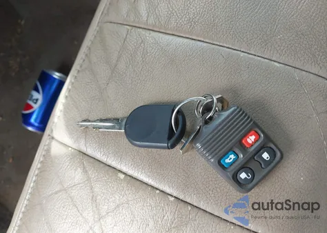 2005 Mercury Grand Marquis Ls/Lse from USA, damaged, VIN 2MEHM75W05X636003